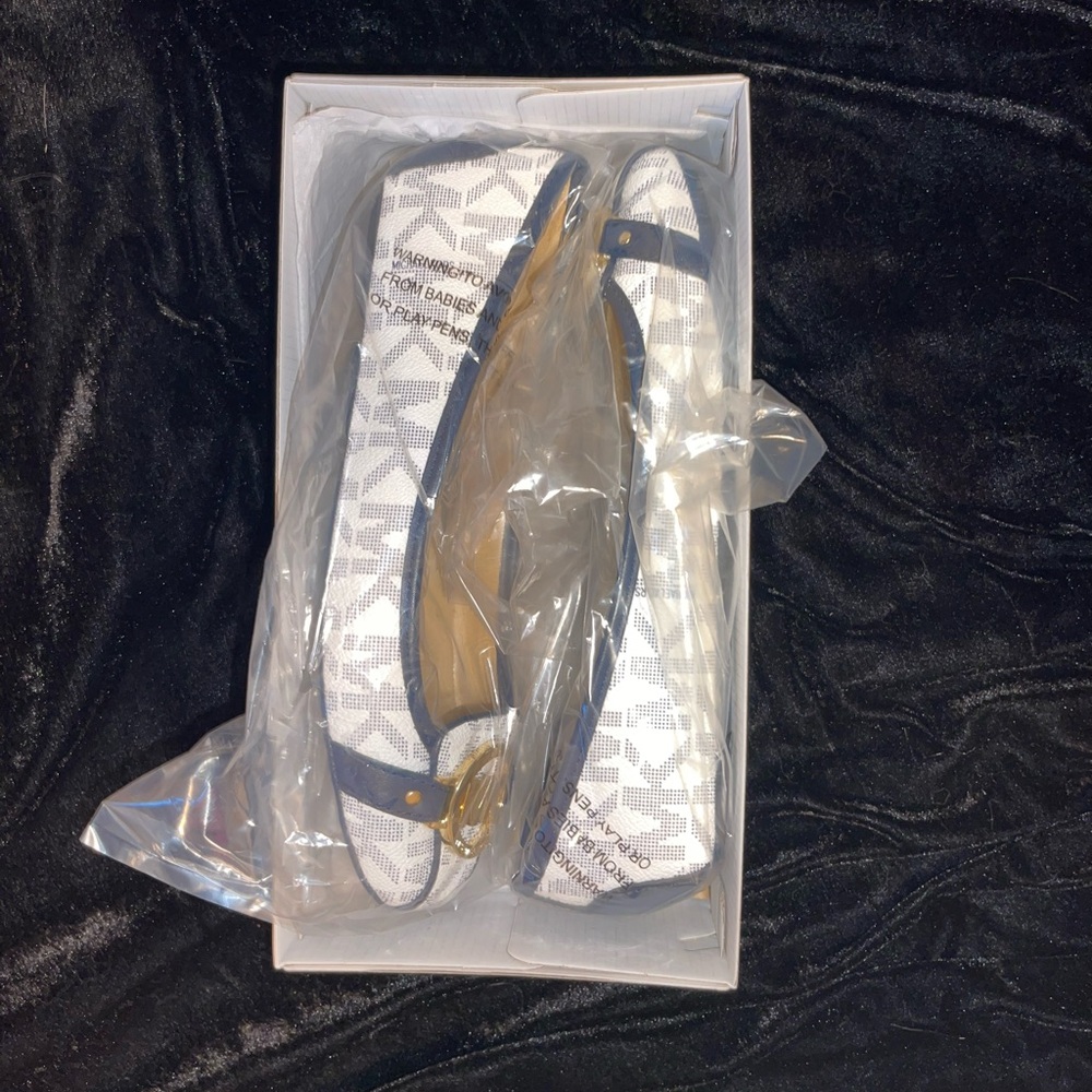 Michael kors - Fulton mox size 7.5 white w/ blue on the front a Gold emblem - Picture 5 of 7